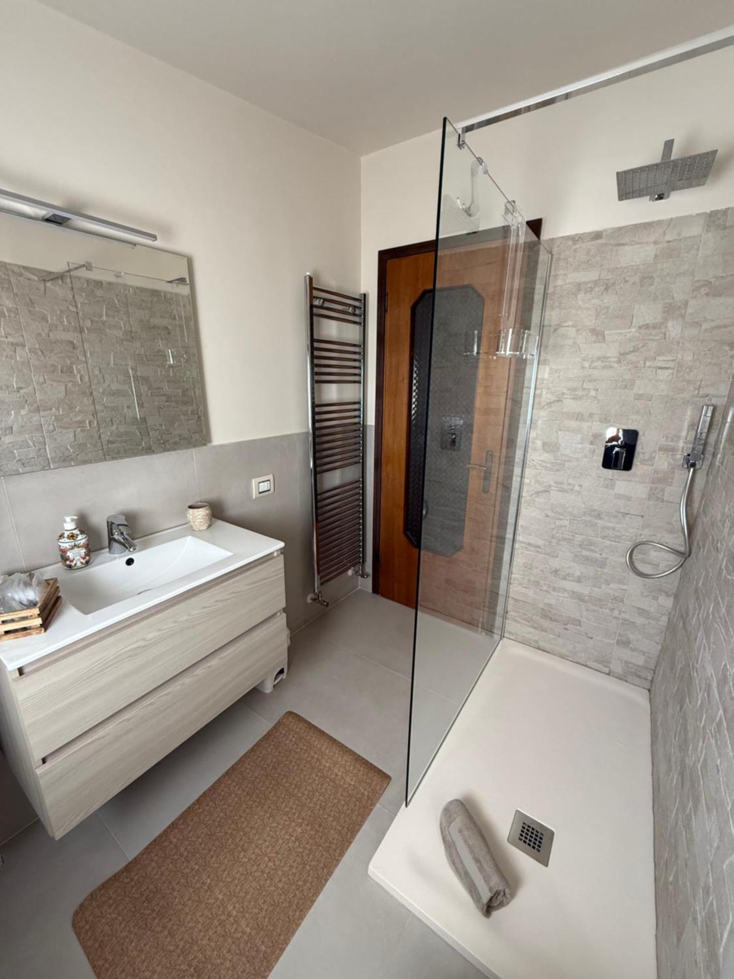 B&B Villa Mirella Casnate Con Bernate Exterior photo